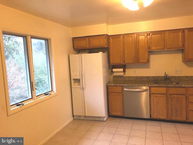 BROYHILL LANGLEY ESTATES - Residential Lease