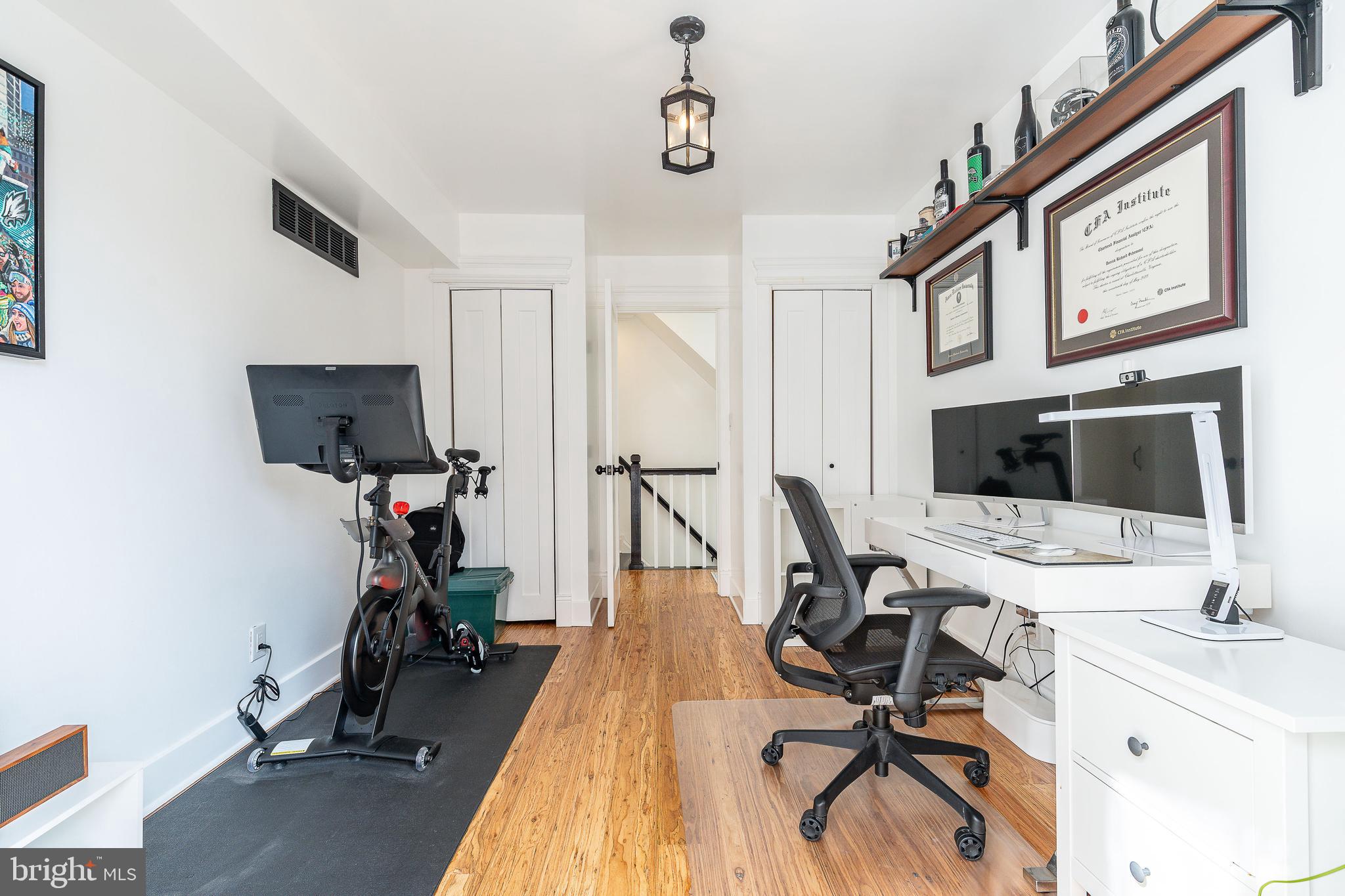 QUEEN VILLAGE - Residential