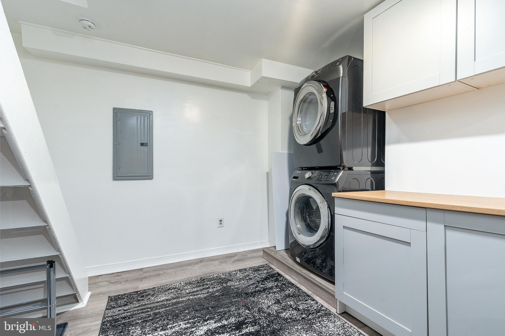 QUEEN VILLAGE - Residential