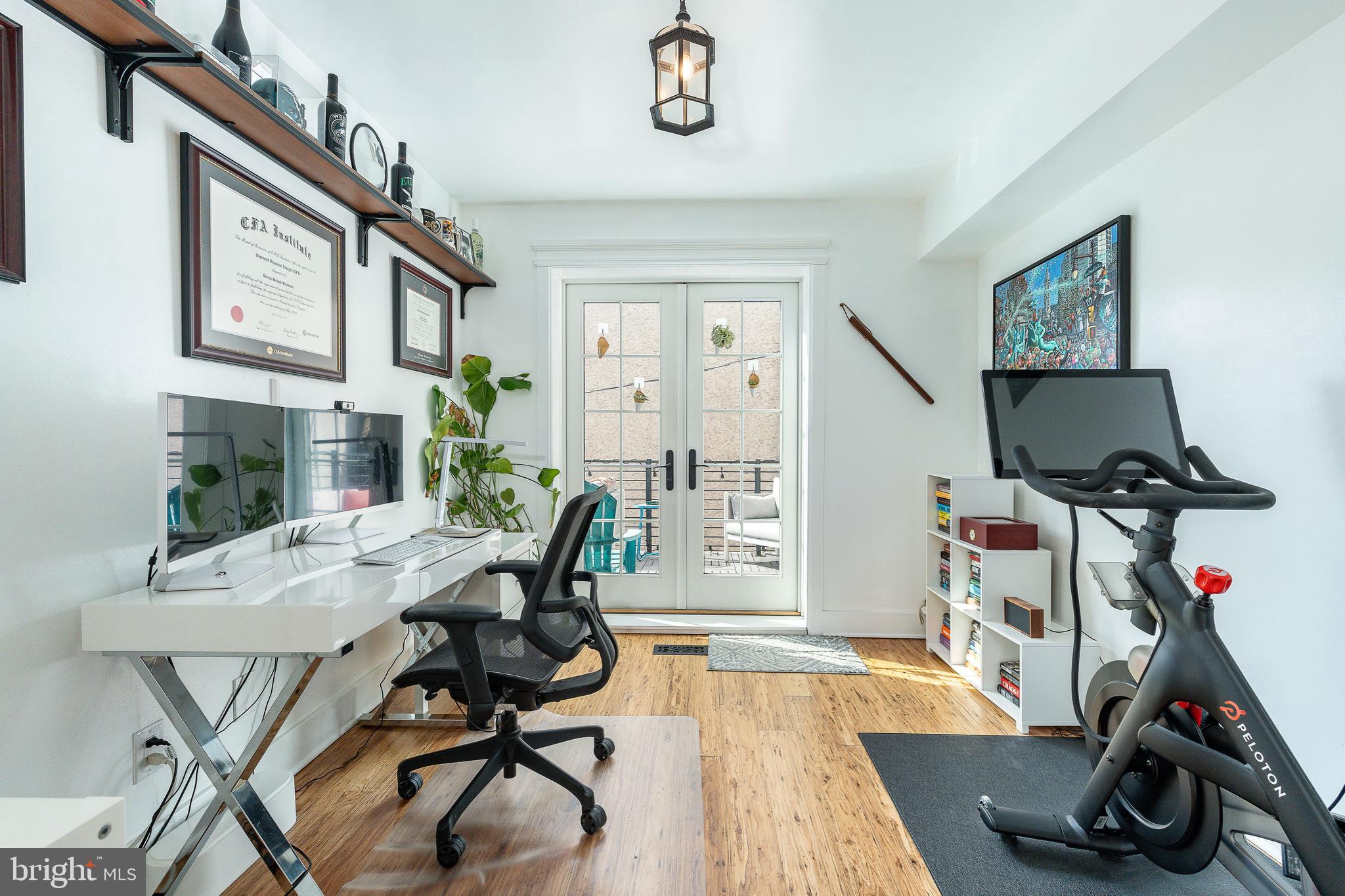 QUEEN VILLAGE - Residential