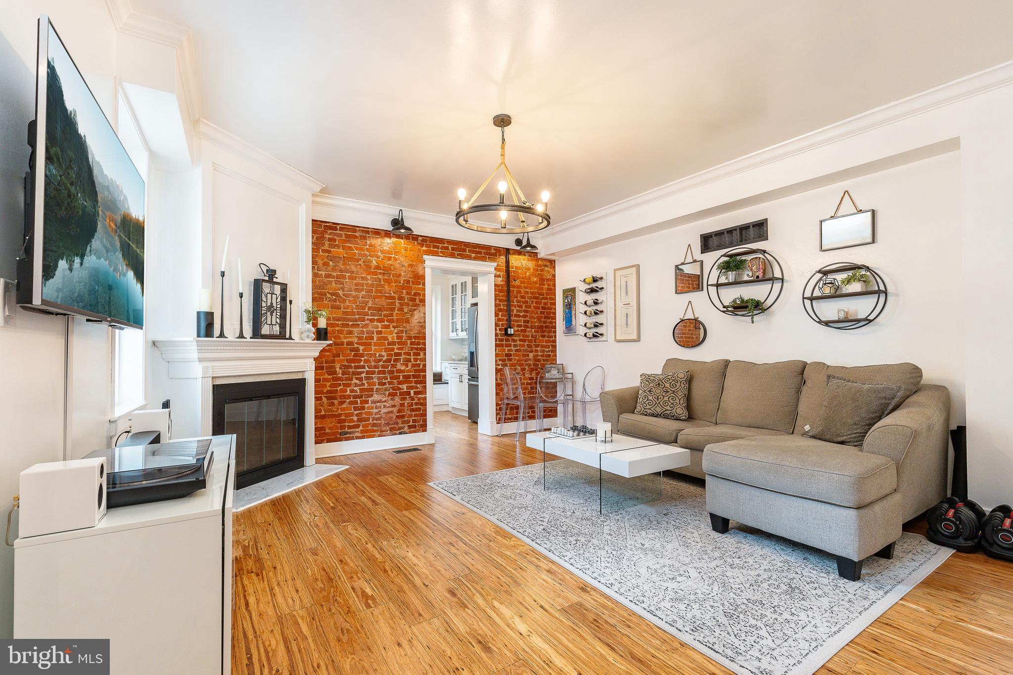 QUEEN VILLAGE - Residential