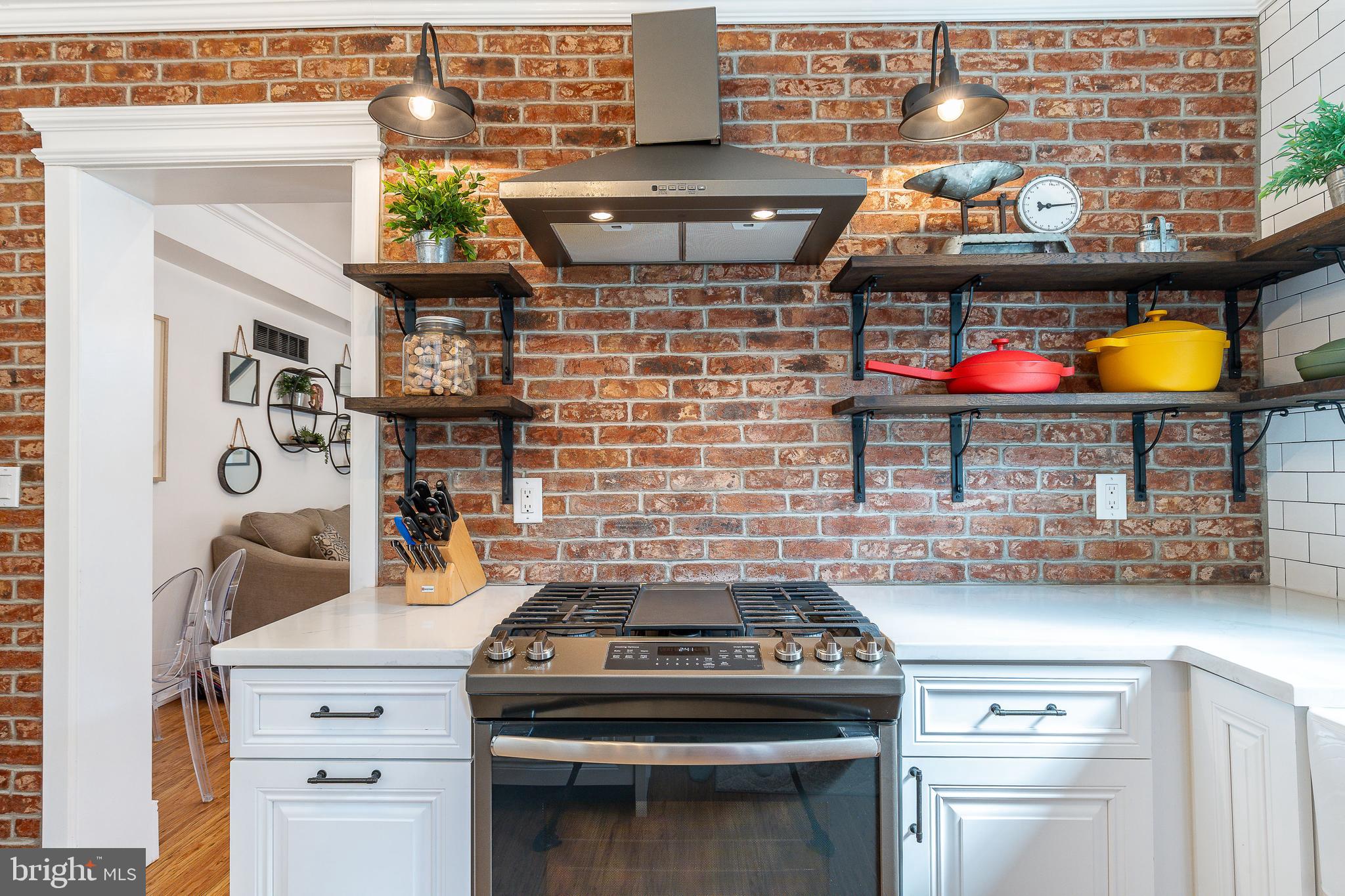 QUEEN VILLAGE - Residential