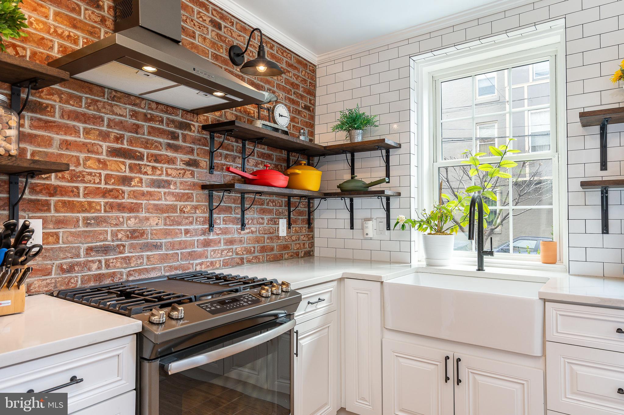 QUEEN VILLAGE - Residential