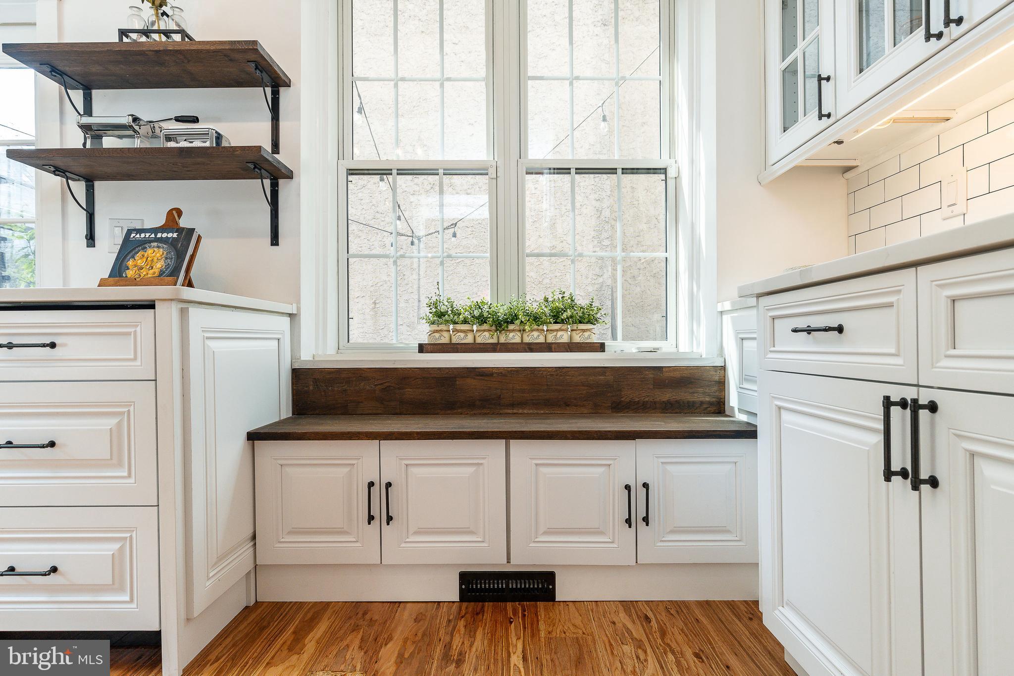 QUEEN VILLAGE - Residential