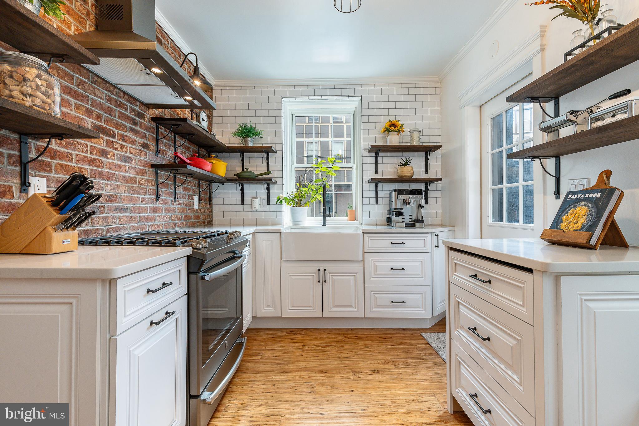 QUEEN VILLAGE - Residential