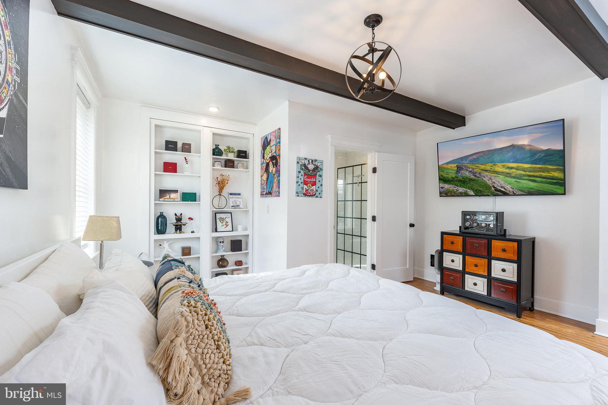 QUEEN VILLAGE - Residential