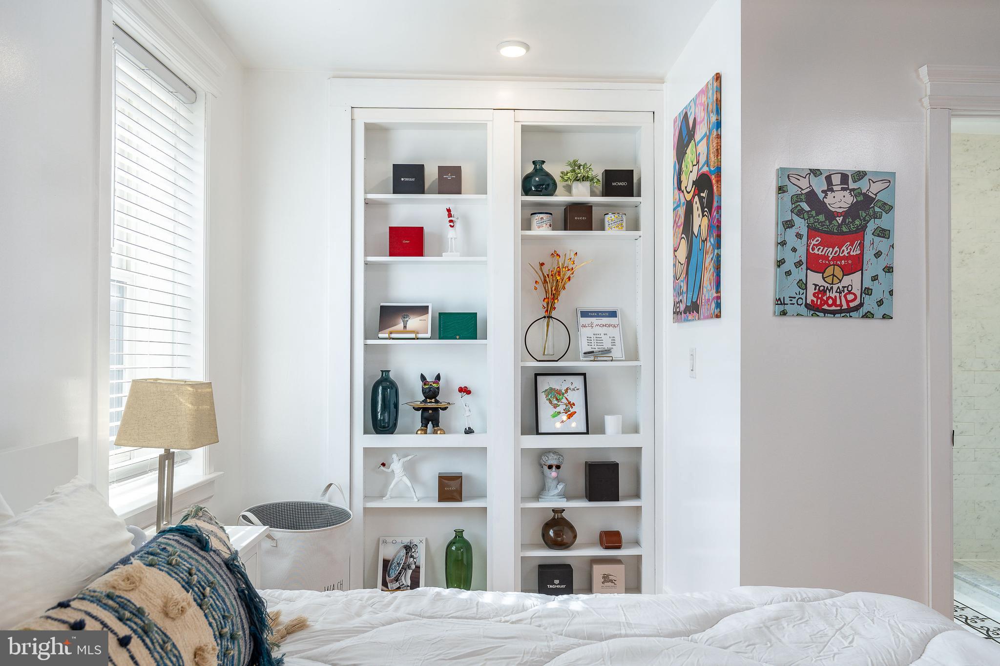 QUEEN VILLAGE - Residential