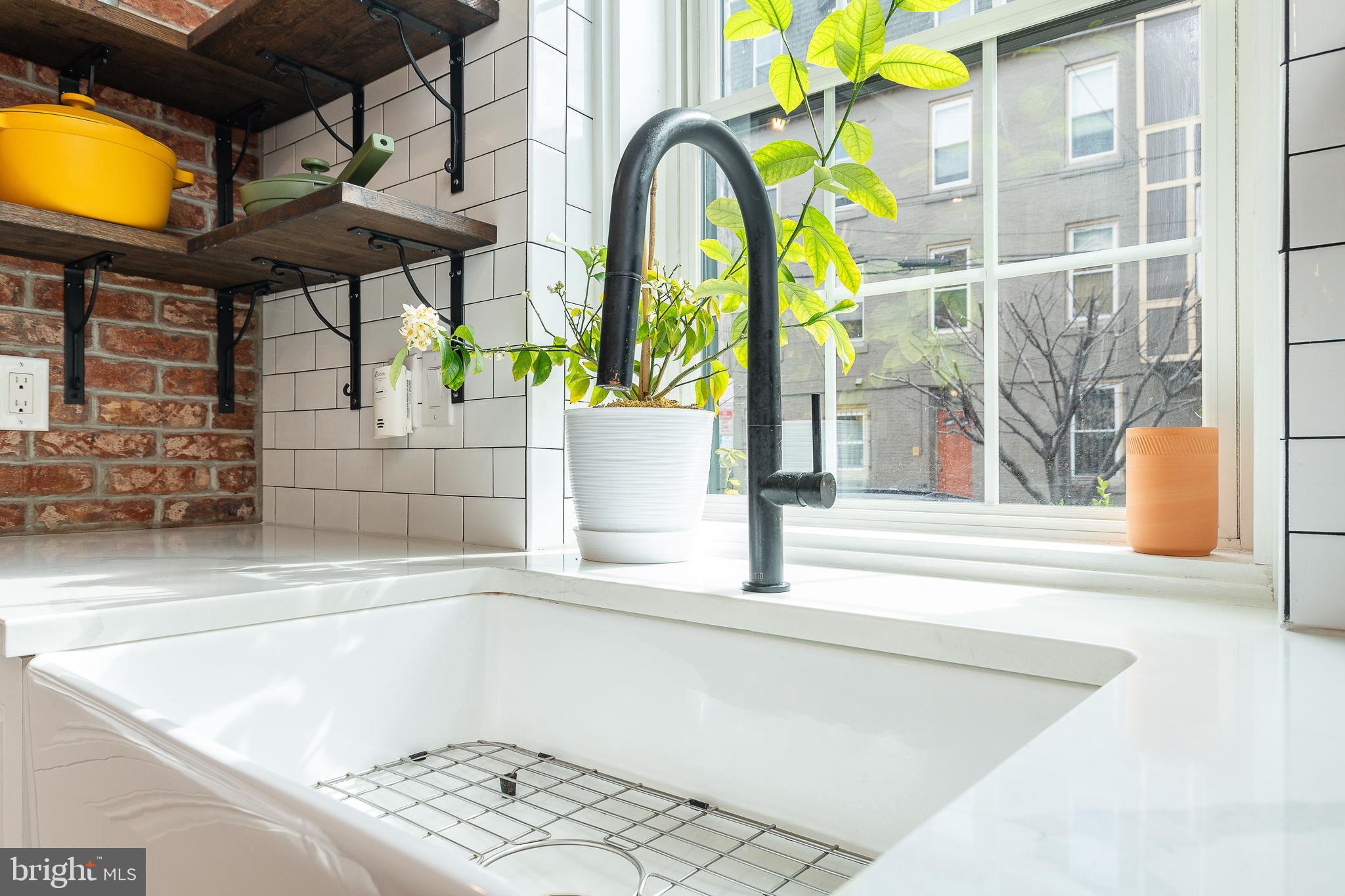 QUEEN VILLAGE - Residential