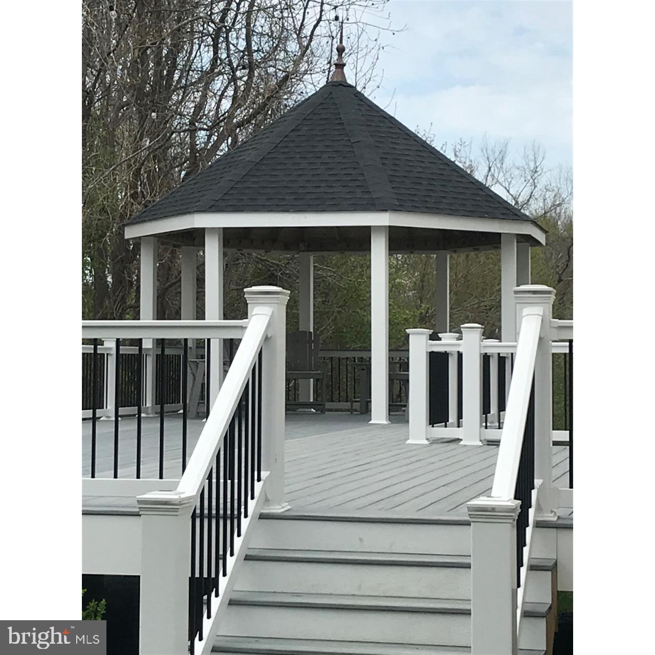 ISLAND CREEK WOODS - Residential