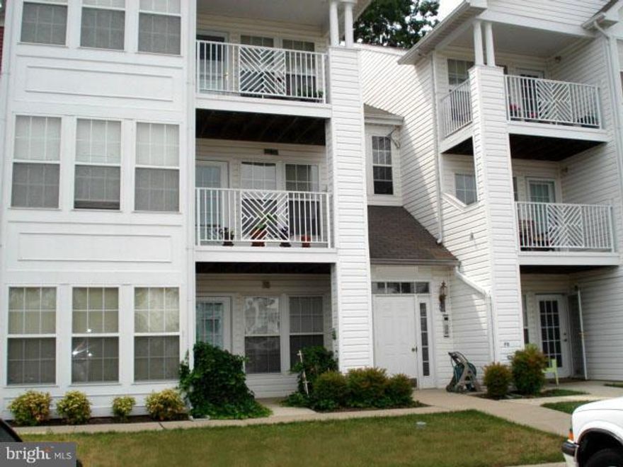 2 bedroom 2 full bathroom Piney Orchard Condo located in Odenton Maryland for Rent. This property is located of the 1st level, hardwood style floors. Laundry room with washer and dryer. Located near Fort Mead, Shopping, Schools and Entertainment.