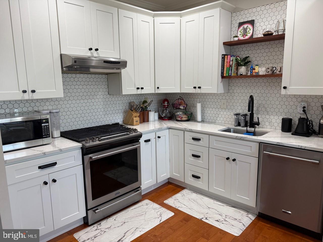 47574 COMER SQUARE
