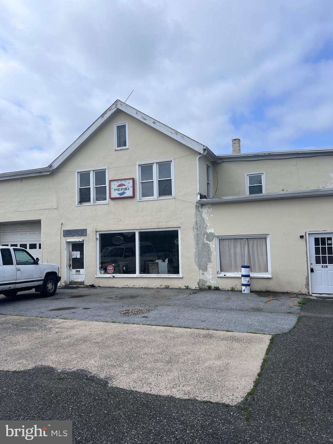 Main image without alt text