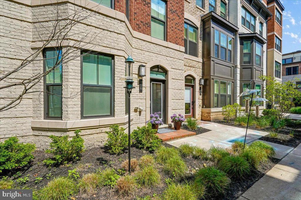 Photo of 110 NW Market Square NW #24, VIENNA, VA 22180 (MLS # VAFX2306784)
