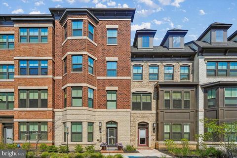 Photo of 110 NW Market Square NW #24, VIENNA, VA 22180 (MLS # VAFX2306784)