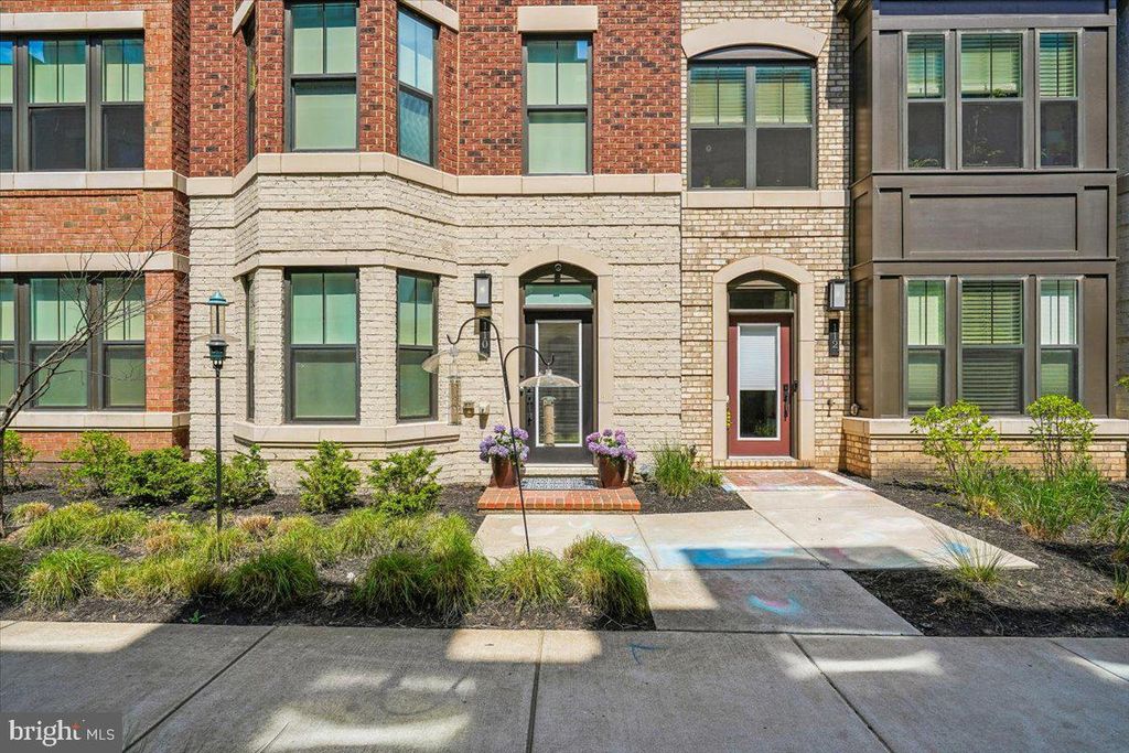 Photo of 110 NW Market Square NW #24, VIENNA, VA 22180 (MLS # VAFX2306784)