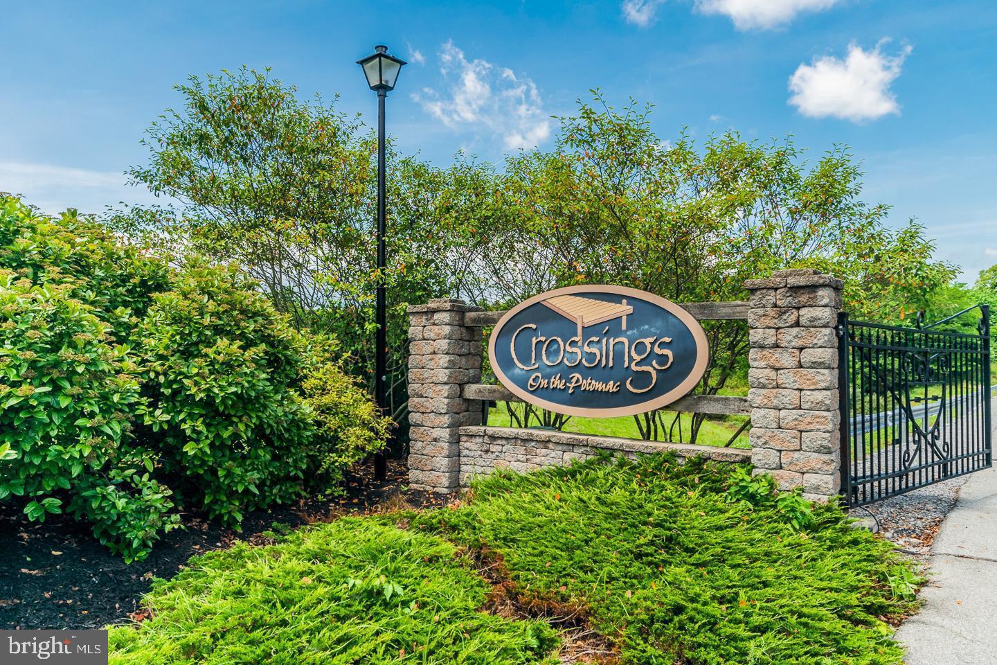 CROSSINGS ON THE POTOMAC - Land