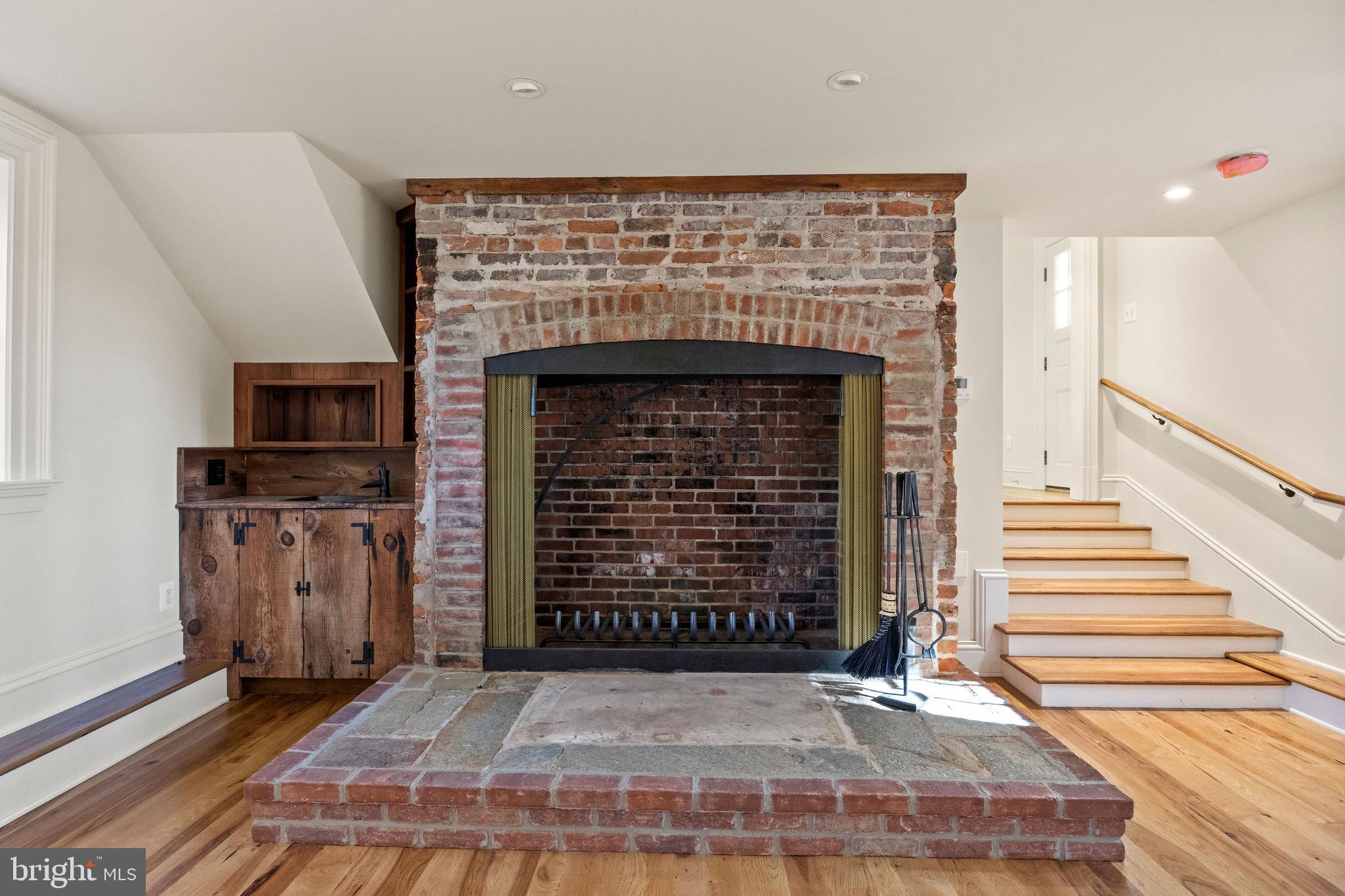 MY LADY'S MANOR - Residential Lease