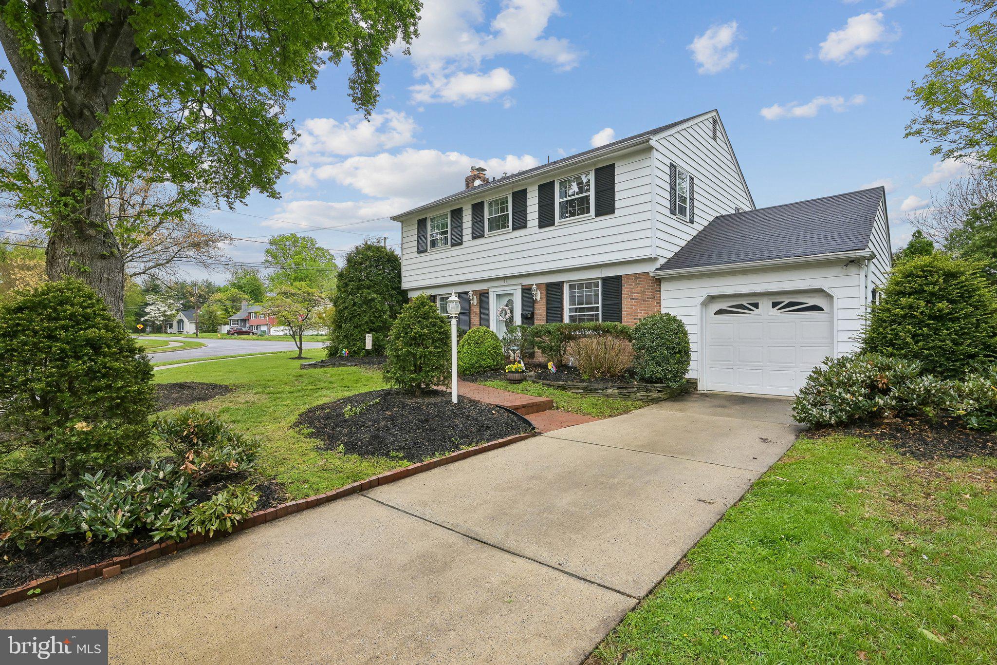 11 N WOODSTOCK DRIVE