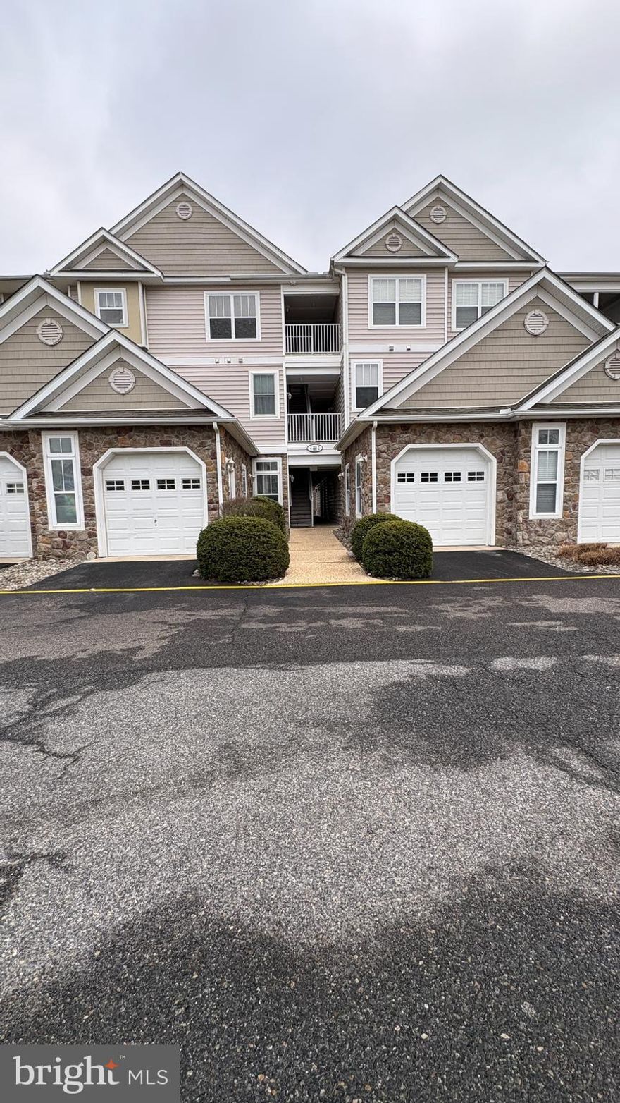 First floor level unit with one car garage attached.
Hearthstones  close to Bayhealth Hospital and walk in.
Easy access to Rt. One and close to the heart of Milford and Riverwalk.
Low maintaince living so you can enjoy all that Milford to Lewes and Rehoboth beaches
have to offer. Also close to community outdoor pool.
Open floorplan with all appliances-new dishwasher. Sscreened in porch area. Month to month 
Tenant  wants to stay on as a tenant  if you want  it as a rental investment.