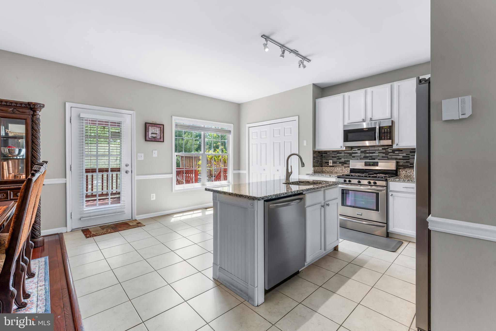 EMERALD KNOLLS - Residential