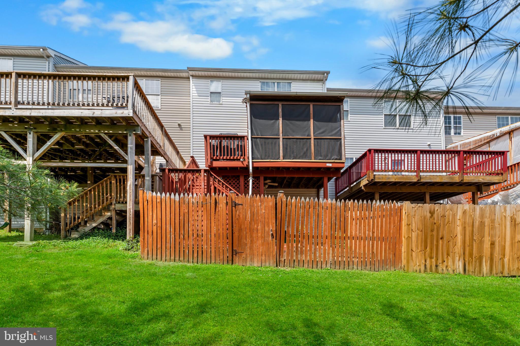 EMERALD KNOLLS - Residential