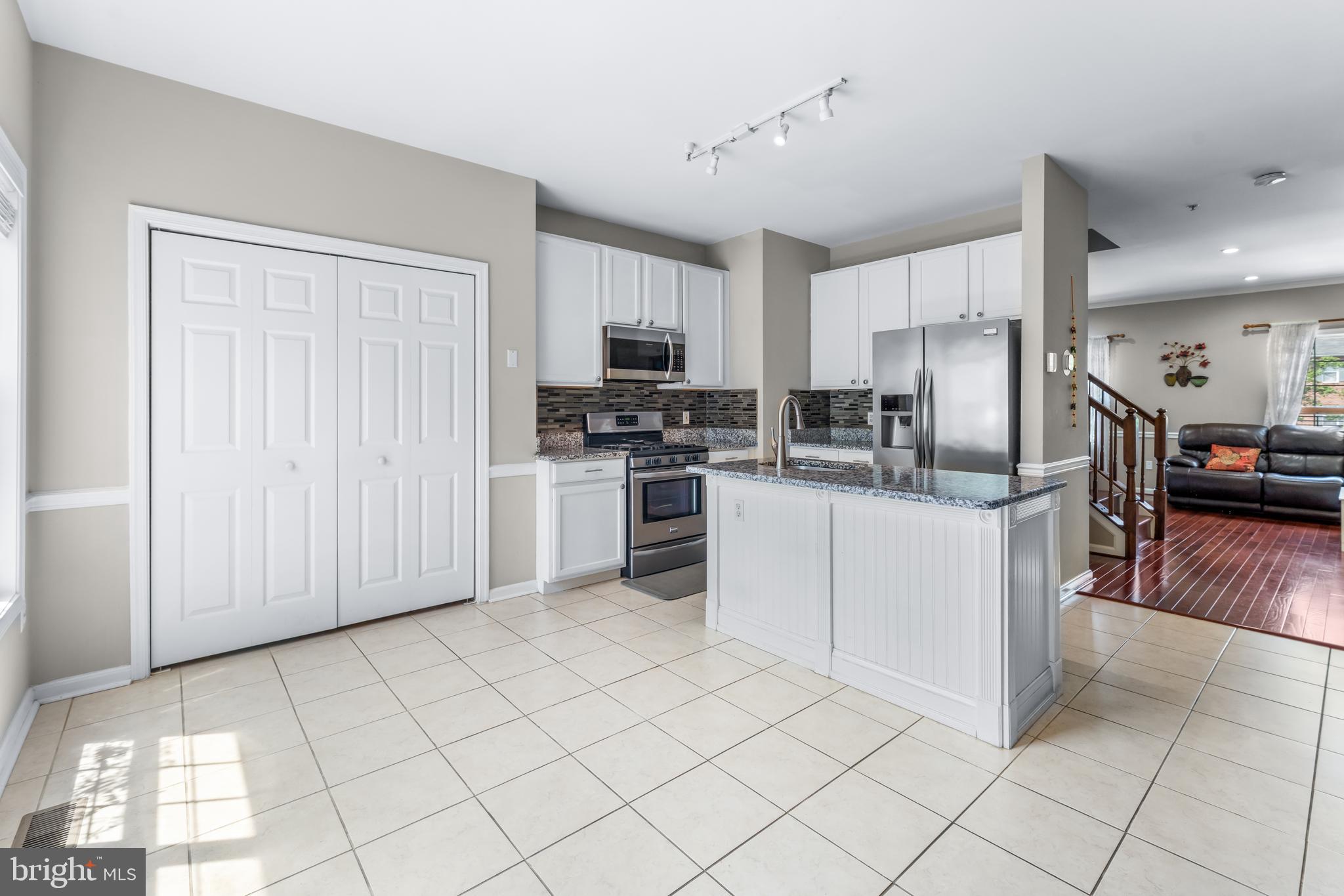 EMERALD KNOLLS - Residential