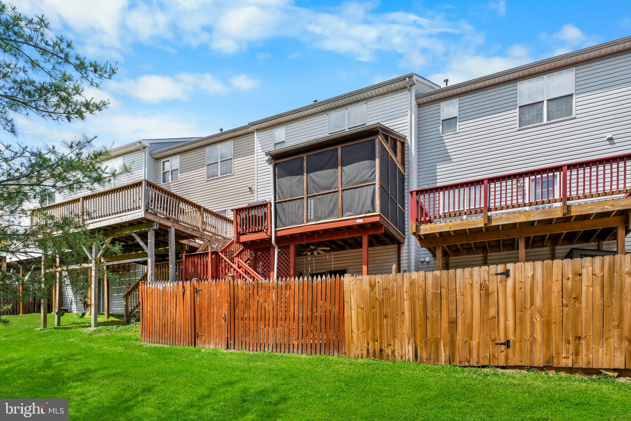 EMERALD KNOLLS - Residential
