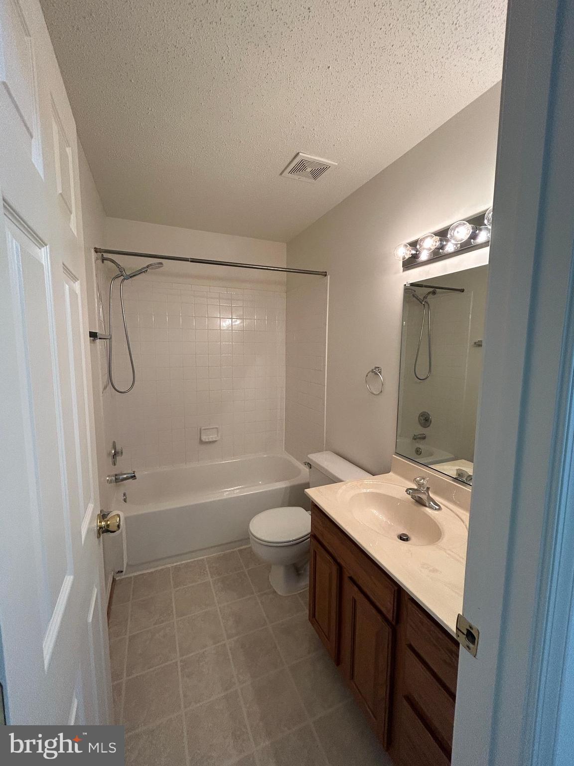 SPRING KNOLL - Residential Lease