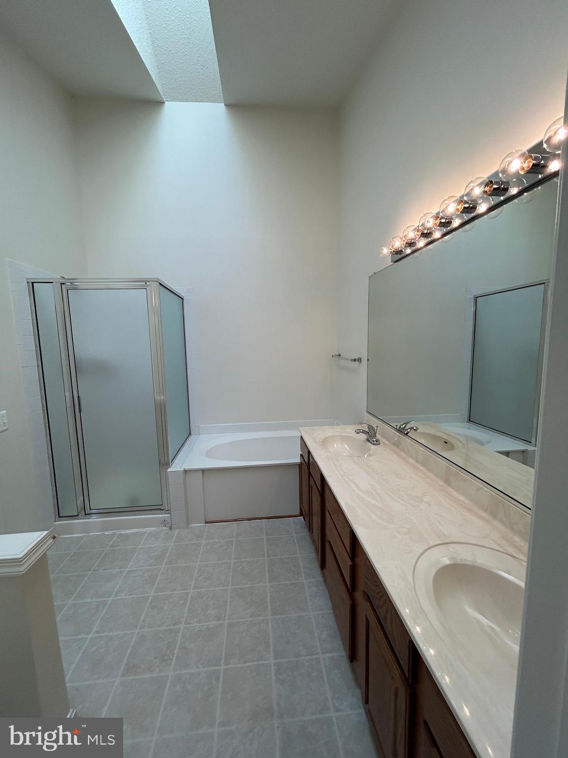 SPRING KNOLL - Residential Lease