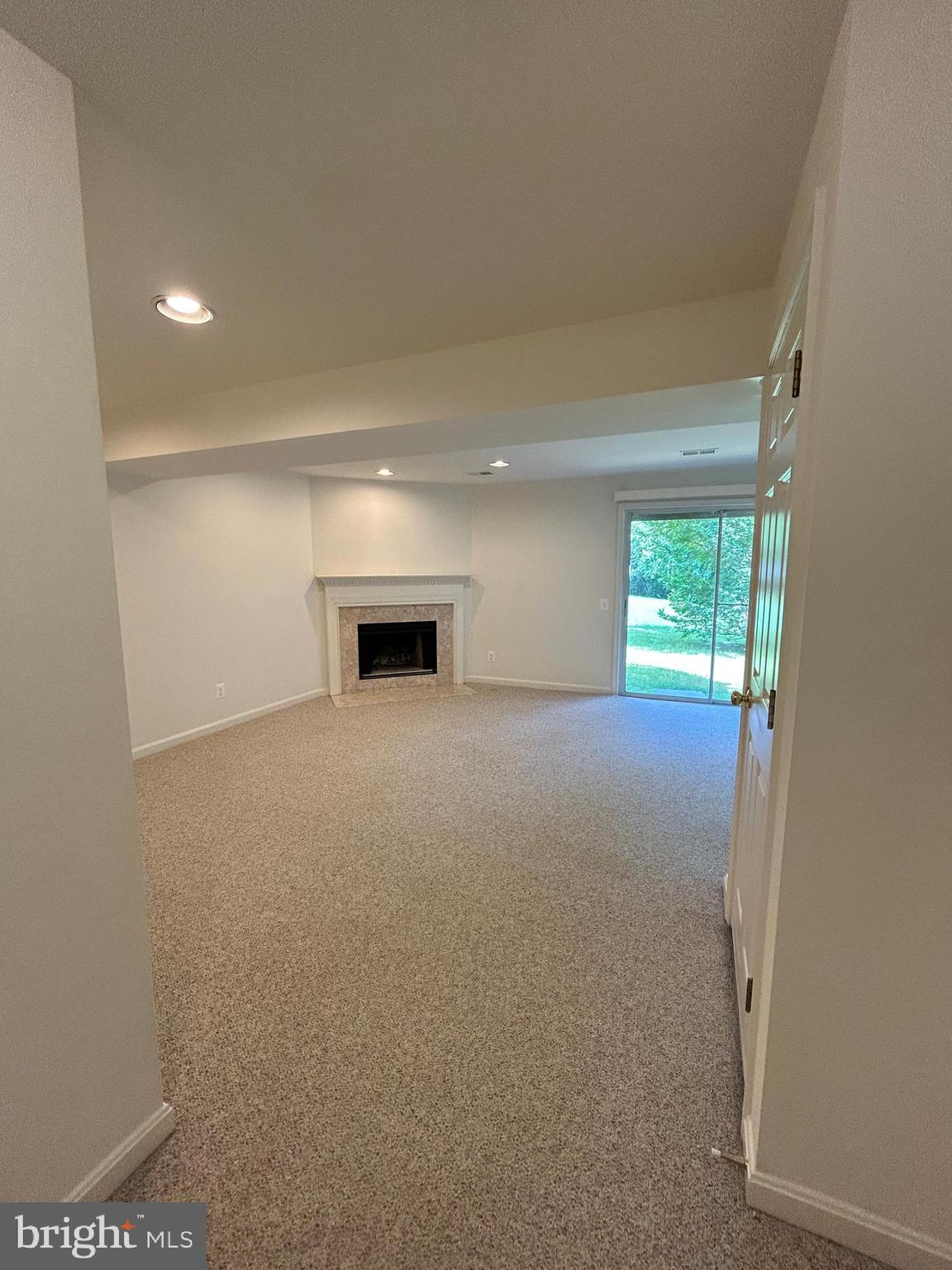 SPRING KNOLL - Residential Lease