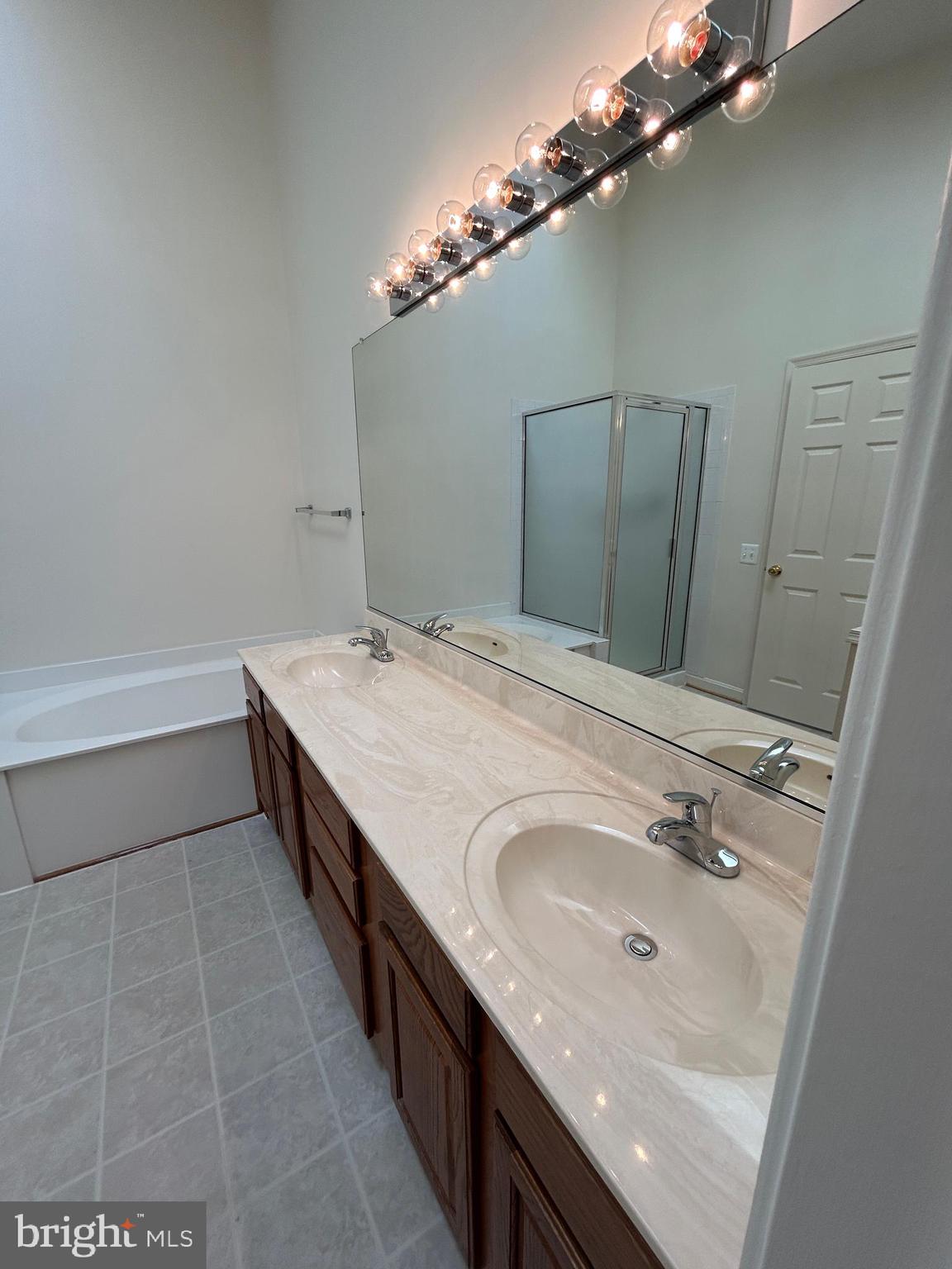 SPRING KNOLL - Residential Lease