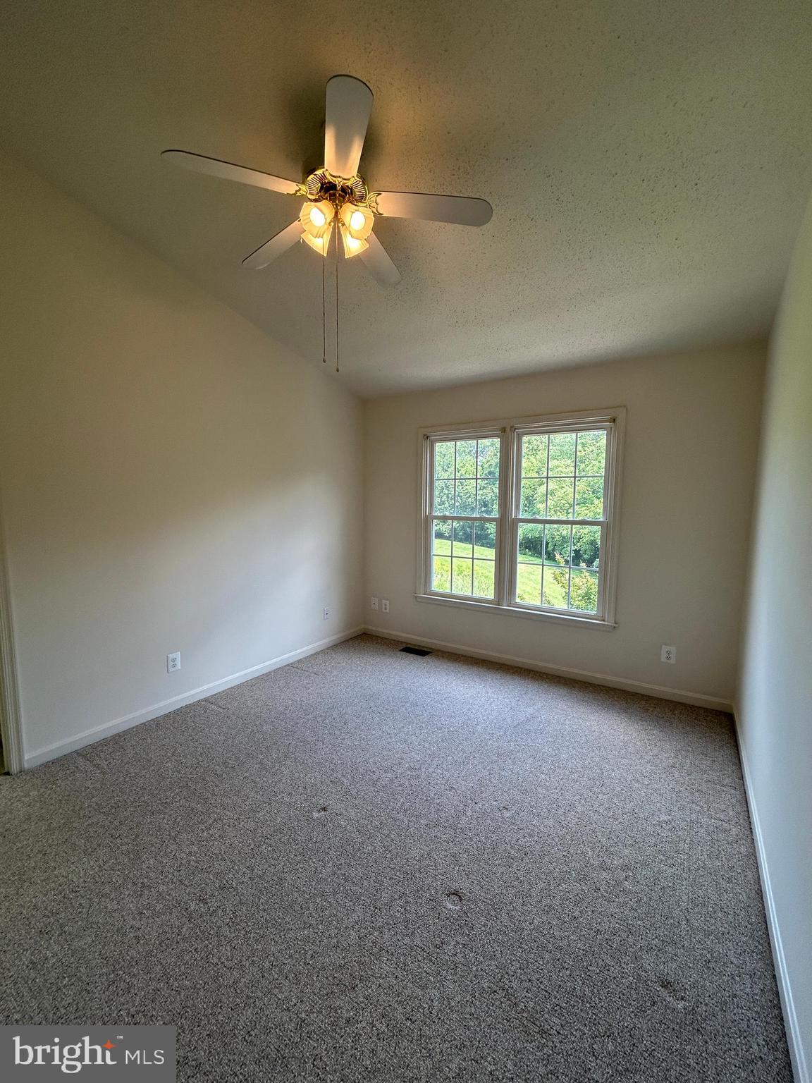 SPRING KNOLL - Residential Lease