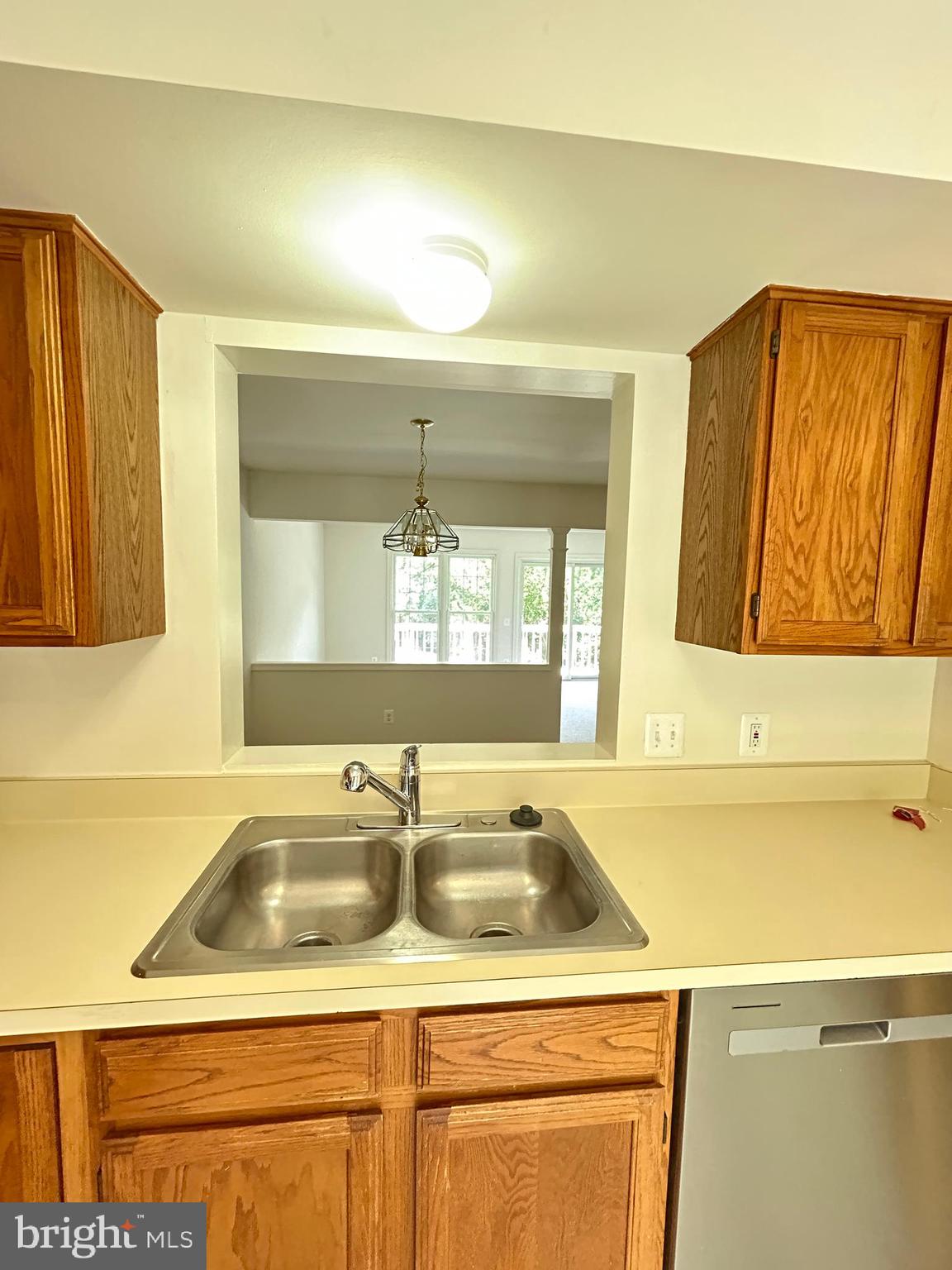 SPRING KNOLL - Residential Lease