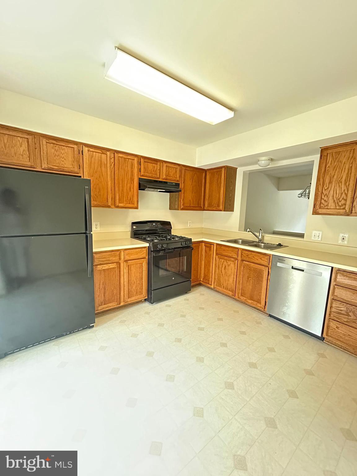 SPRING KNOLL - Residential Lease