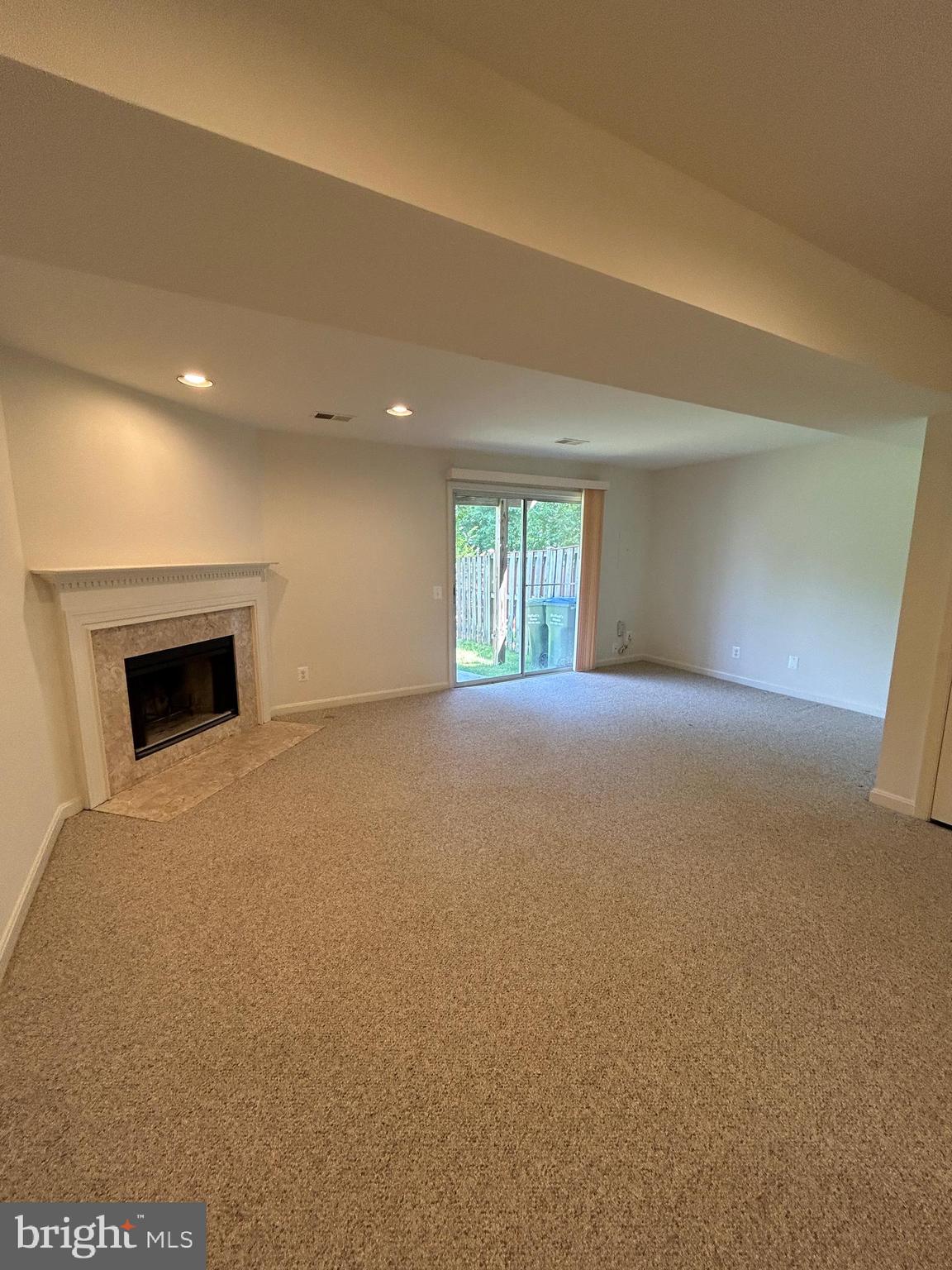 SPRING KNOLL - Residential Lease