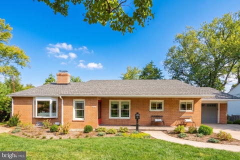 Photo of 415 Crown View Drive, ALEXANDRIA, VA 22314 (MLS # VAAX2061046)
