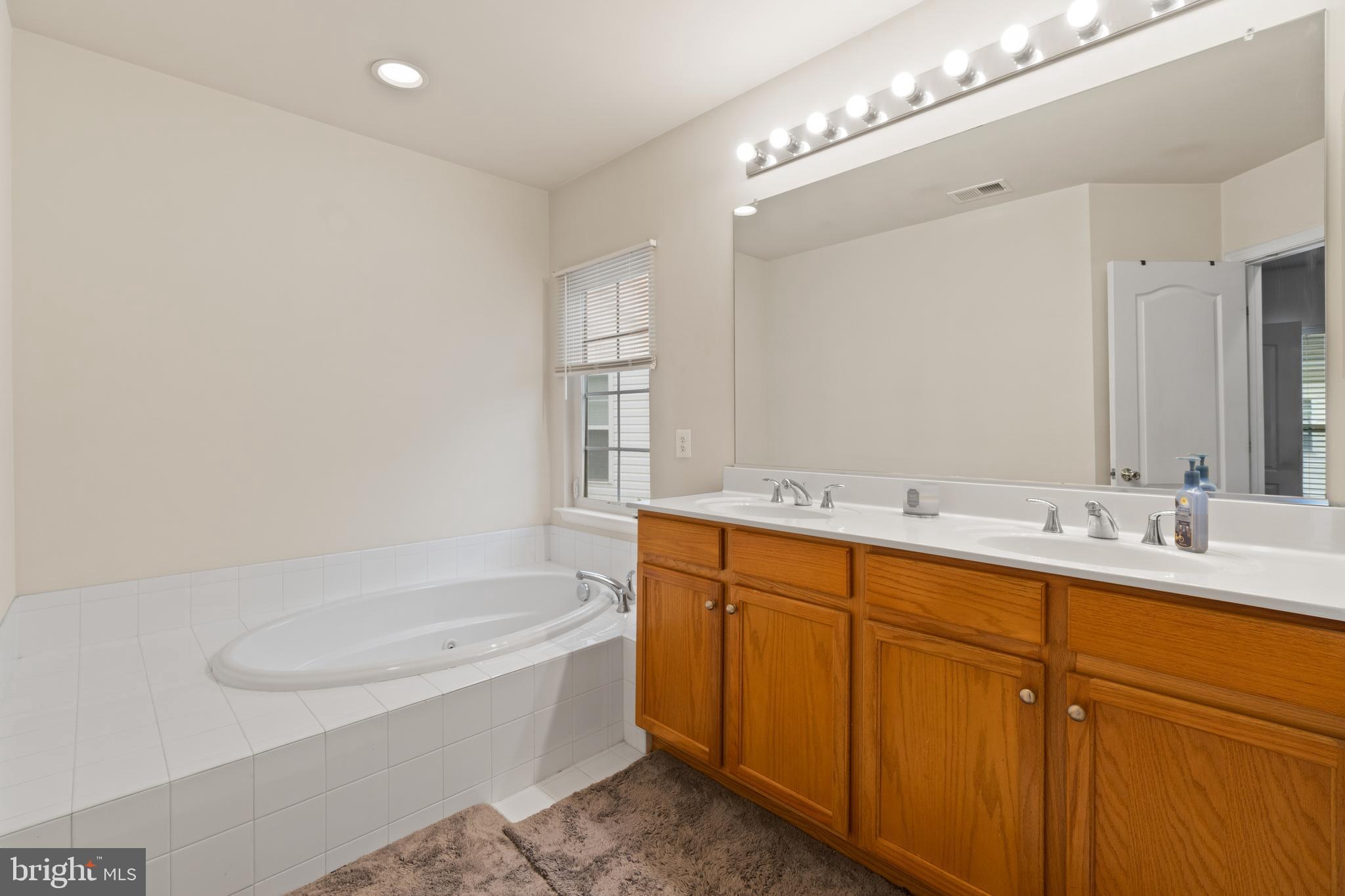 SEVEN OAKS - Residential