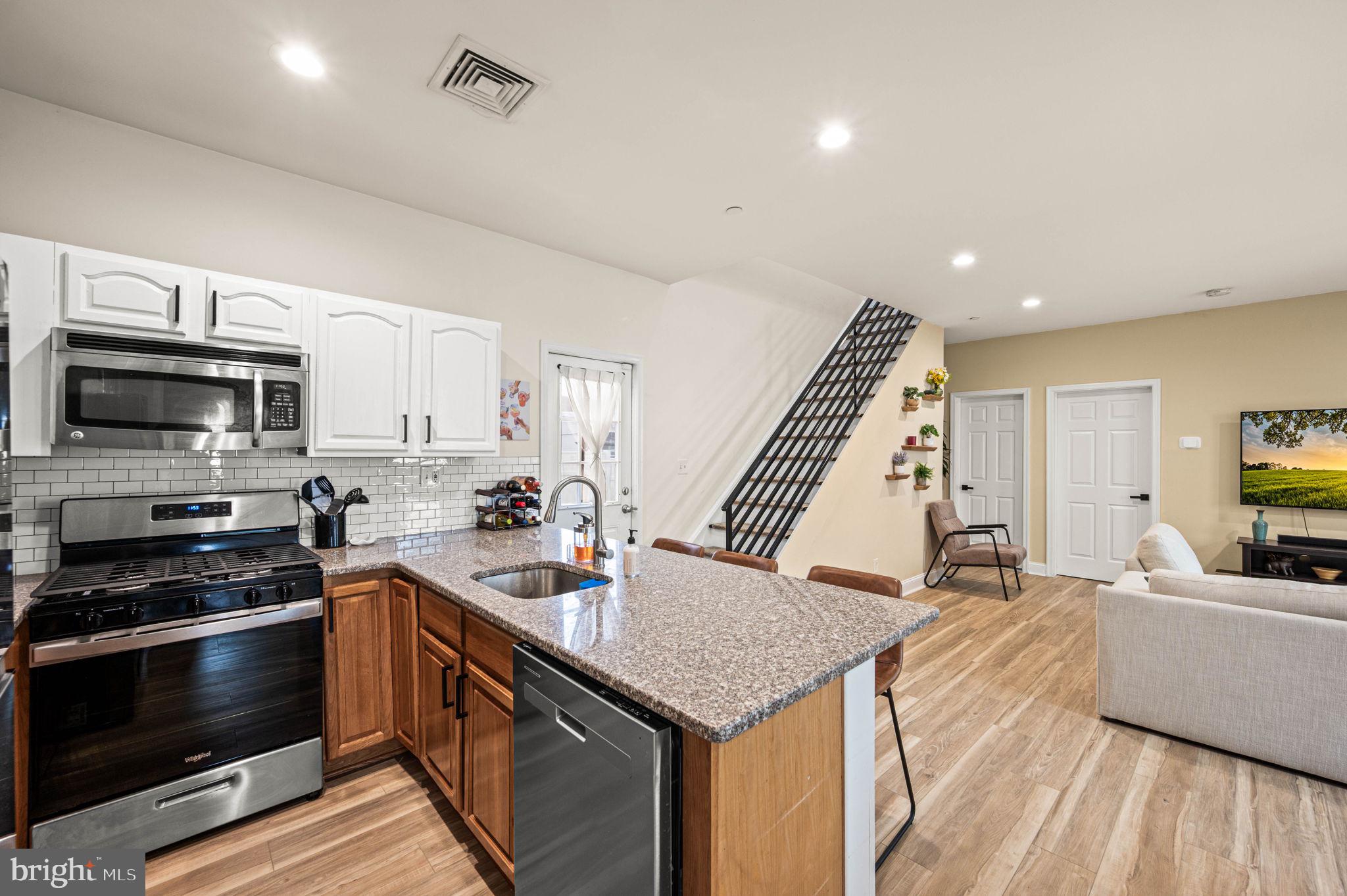 213 ROXBOROUGH AVENUE