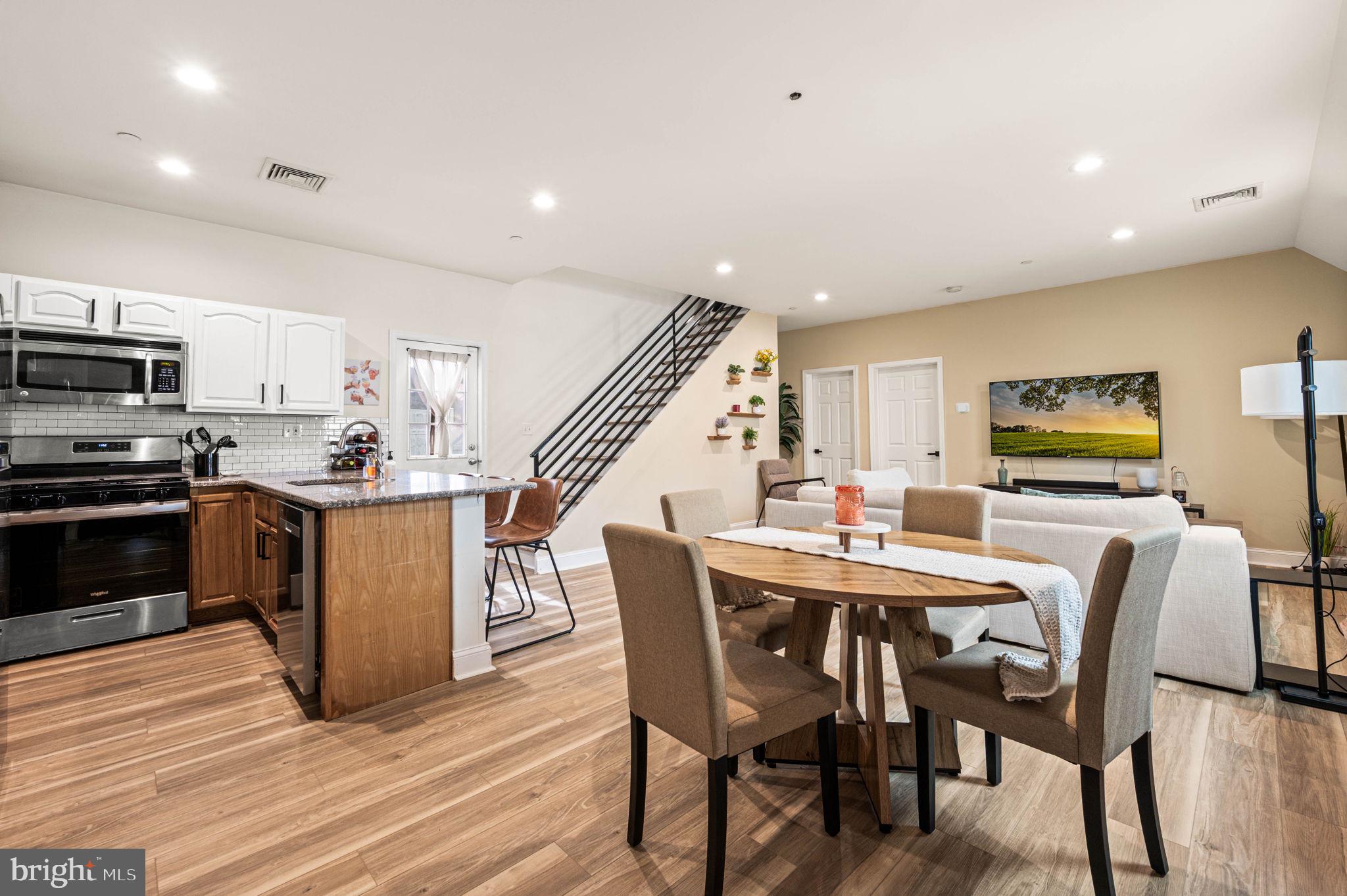 213 ROXBOROUGH AVENUE