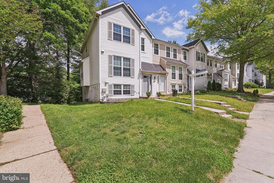 Seller has set a deadline for offers for Tuesday, May 20, at 12:00pm.
Great end unit townhome that has a private two-tier back deck and tons of living space.  Four large bedrooms and three full bathrooms, main level powder room, a huge eat-in kitchen and a great location in Columbia. Beautiful walkout basement that offers a large family room. Take advantage of the walking paths and close proximity to downtown Columbia and all that it has to offer.  MUST SEE!