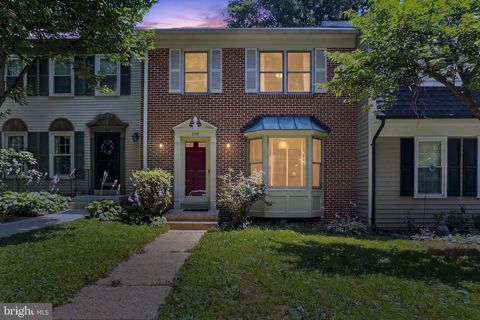 Townhouse For Rent - 5719 Oakshore Court<br/> BURKE, VA 22015