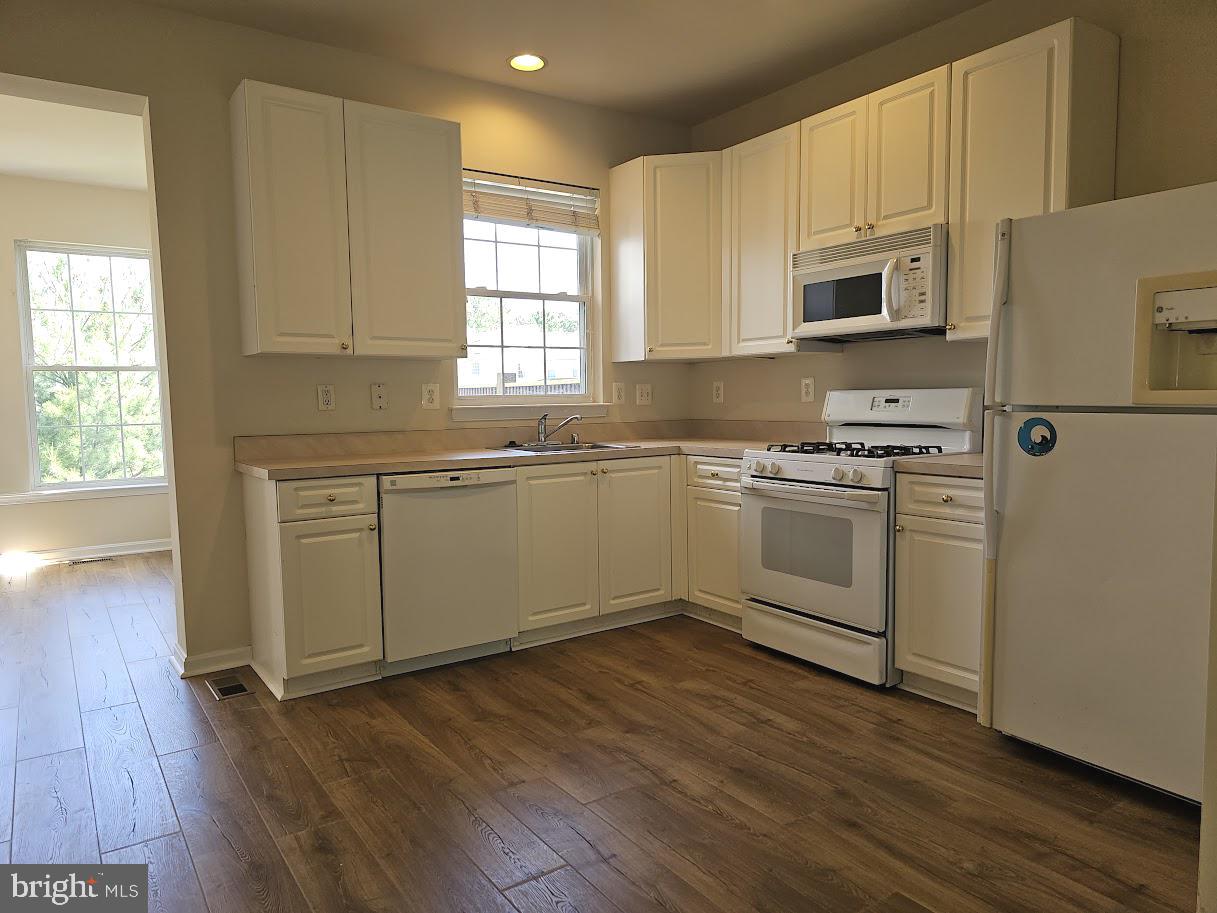 COLLEGE PARKWAY PLACE - Residential