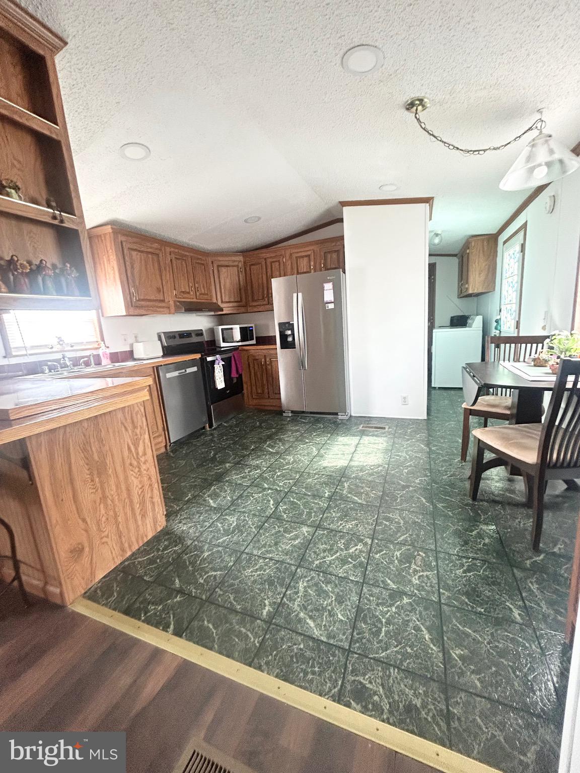 LAUREL COMMONS - Residential