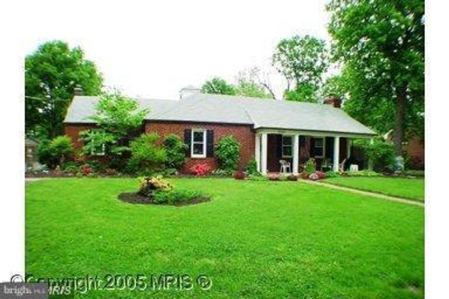 Bank Owned*** Value is in the LAND **** Great Location , Huge lot with large detached Garage/Office in rear.  *** ( .58/acres ) Quiet Cul-de-sac located just off Seminary Rd between I-395 and South George Mason Drive**