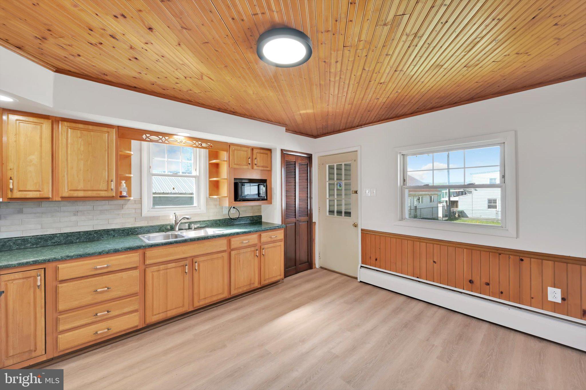 204 S BROAD MOUNTAIN AVENUE