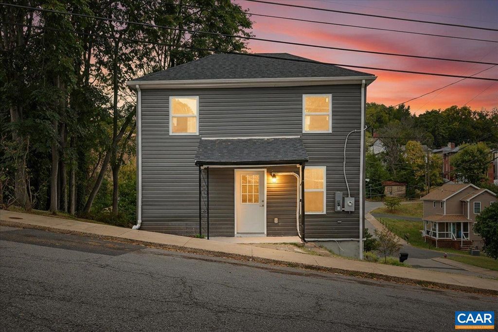 Photo of 1003 W Johnson St, STAUNTON, VA 24401 (MLS # 669302)