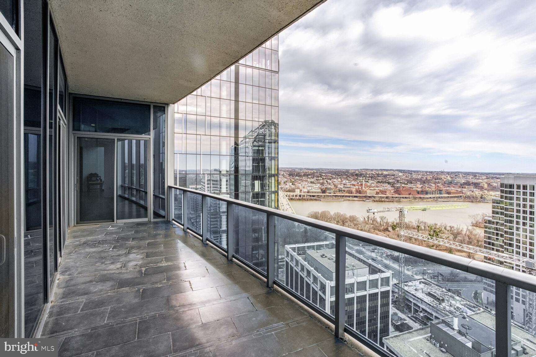 ROSSLYN - Residential Lease