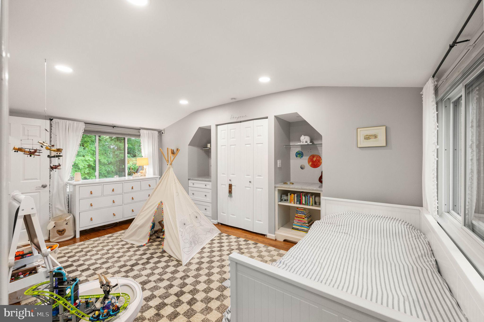 RESTON - Residential