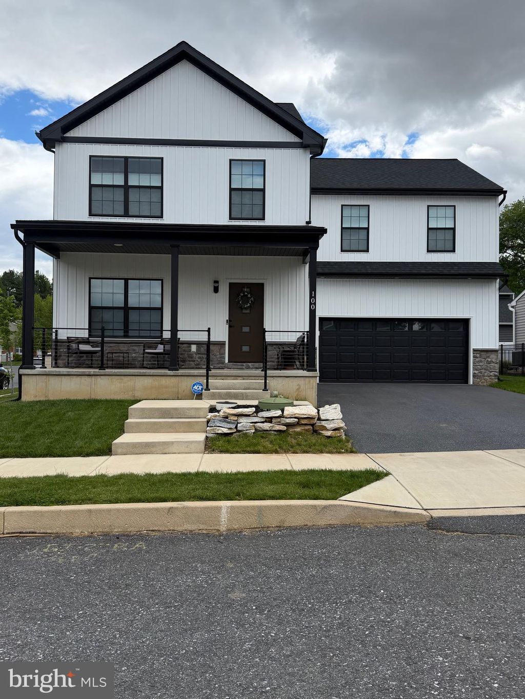 Photo of 100 Meadows Bend, LITITZ, PA 17543 (MLS # PALA2087900)