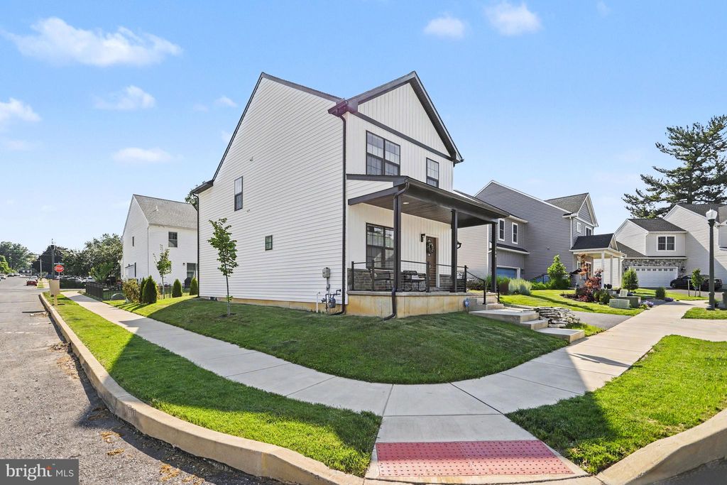 Photo of 100 Meadows Bend, LITITZ, PA 17543 (MLS # PALA2087900)